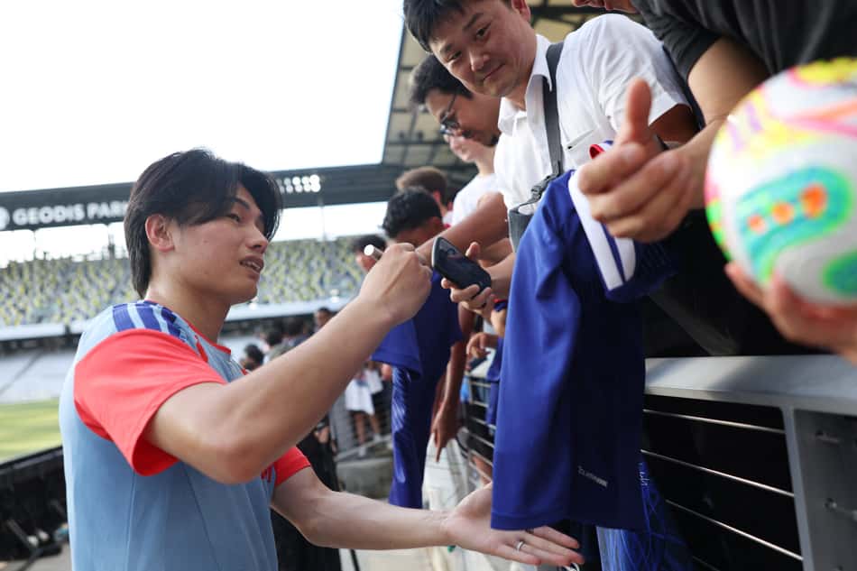 Ayase Ueda assina camisa de torcedor; artilheiro do Feyenoord é esperança de gols do Japão