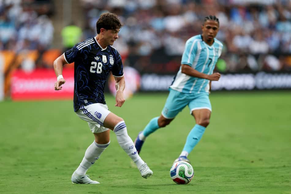 Agustín Giay atuando como titular contra Honduras.