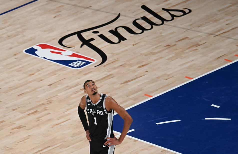Wembanyama, dos Spurs, olha para o telão do Madison Square Garden no jogo 3 das finais da NBA (Foto: SAUL LOEB / AFP)