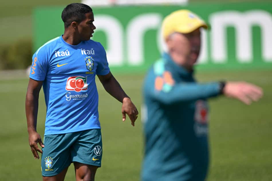 Endrick e Carlo Ancelotti durante treino da seleção brasileira durante preparação para a Copa do Mundo