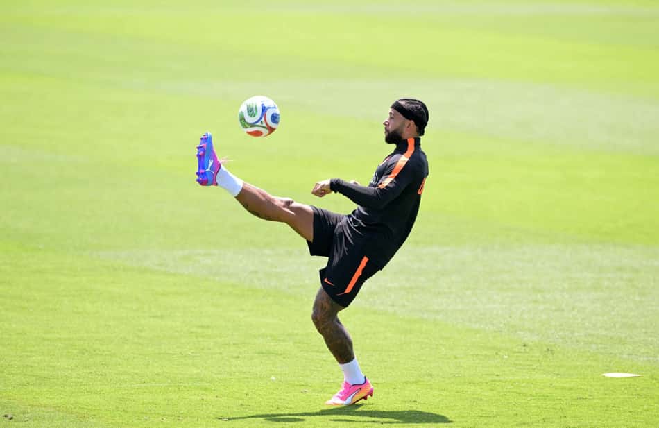 Memphis durante treino da Holanda nos Estados Unidos (Foto: Juan Mabromata / AFP)