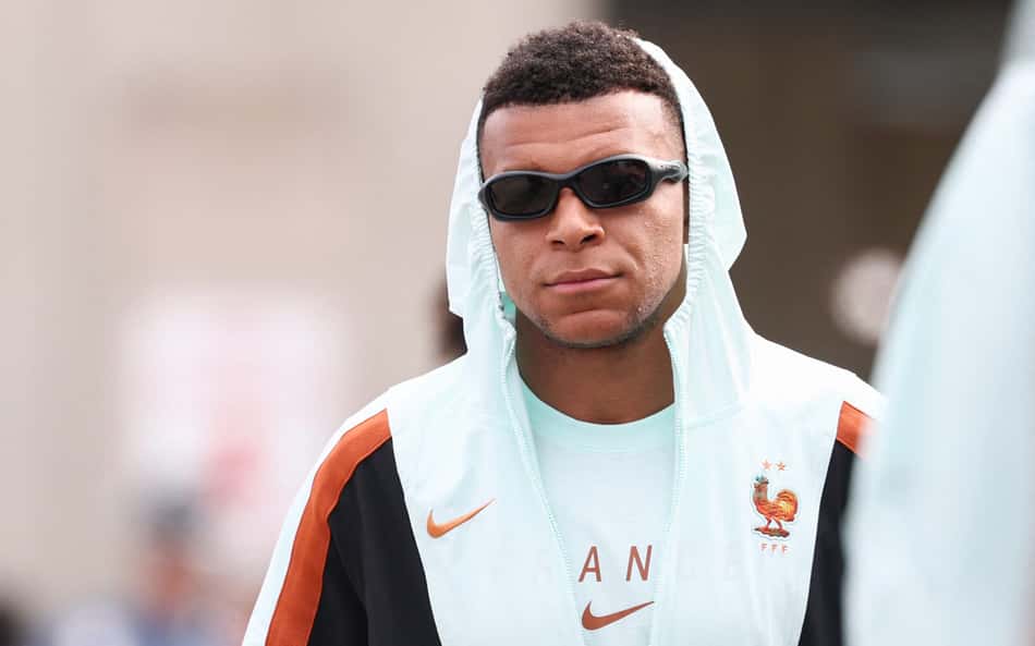 Mbappé no aeroporto de Boston para a estreia da França na Copa do Mundo (Foto: Franck FIFE / AFP)