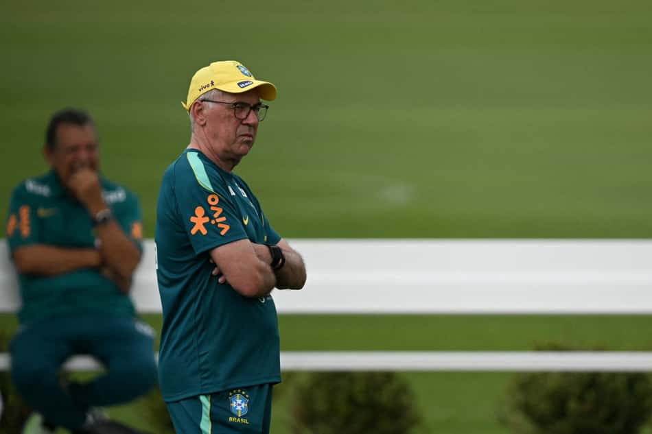 Ancelotti de braços cruzados no treino da Seleção