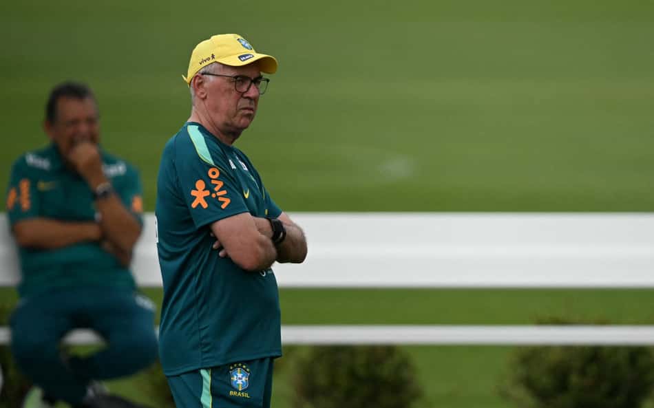 Ancelotti de braços cruzados no treino da Seleção