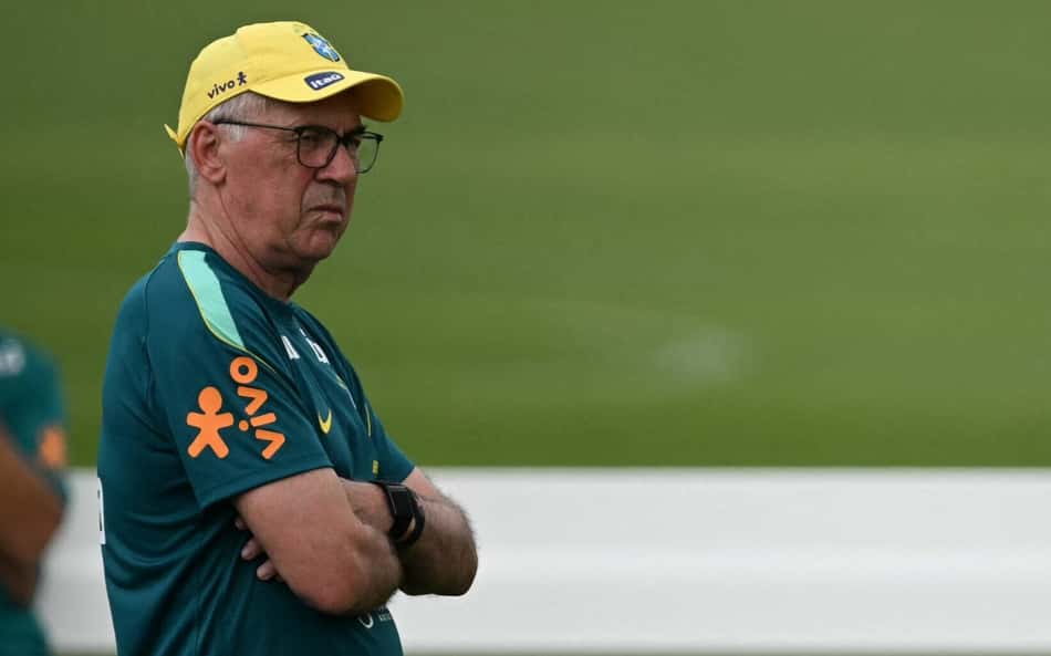 Ancelotti de braços cruzados no treino da Seleção