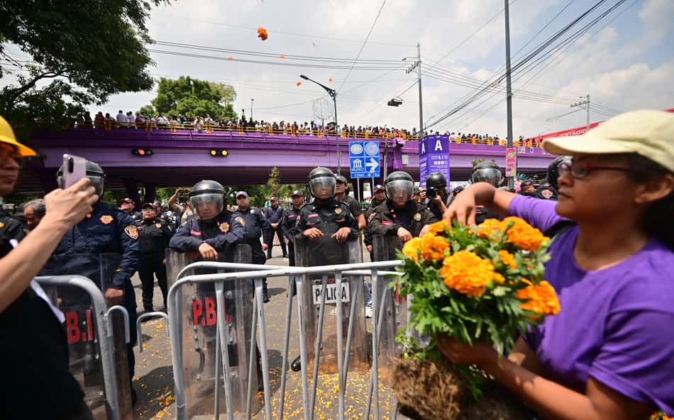 Manifestantes na proximidade do Estádio Azteca, palco da estreia da Copa do Mundo 2026 (Foto: Foto por MARCO ANTONIO MARTINEZ / AFP)