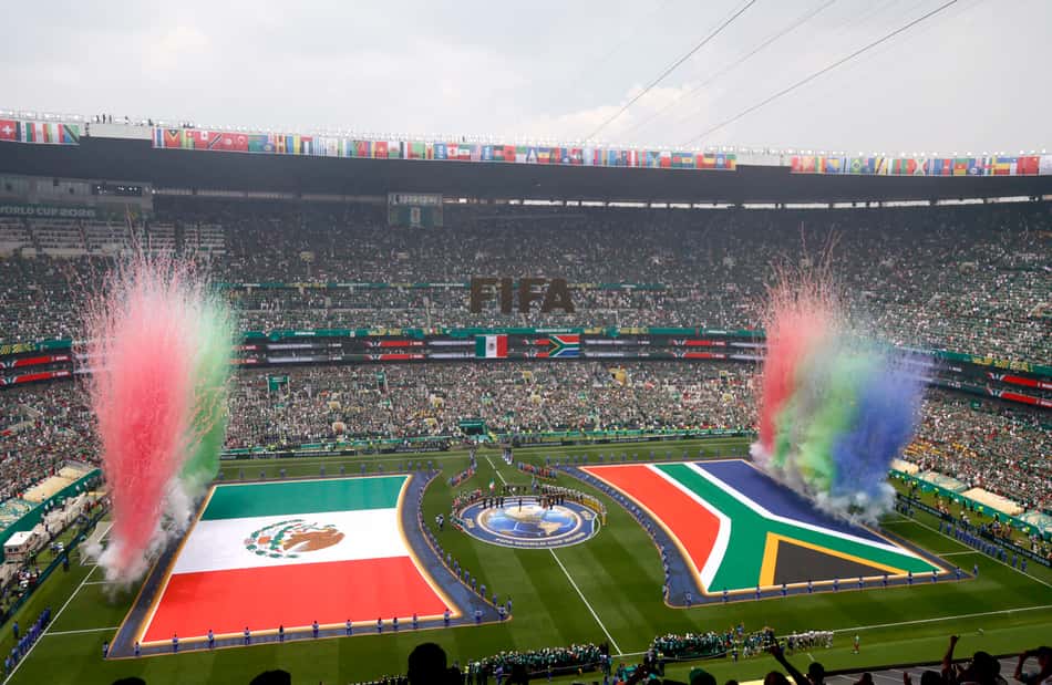 Bandeiras do México e da África do Sul durante a cerimônia de abertura da partida de futebol do Grupo A da Copa do Mundo de 2026 (Crédito: Rodrigo OROPEZA / AFP)