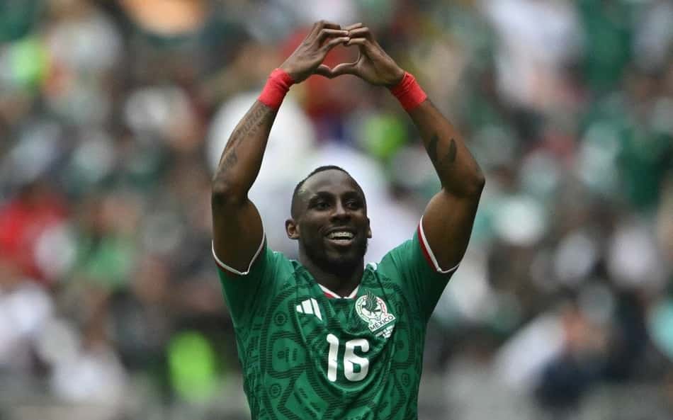 Mexicano Quiñones celebra o primeiro gol da Copa do Mundo (Foto: CARL DE SOUZA / AFP)
