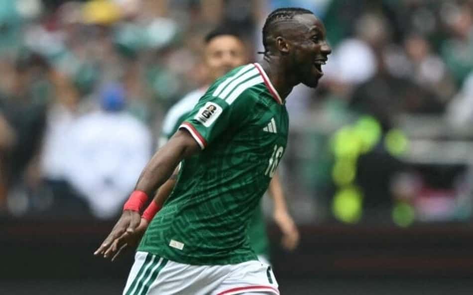 O mexicano 16 Julian Quiñones comemora o primeiro gol da Copa do Mundo de 2026. (Foto: CARL DE SOUZA / AFP)