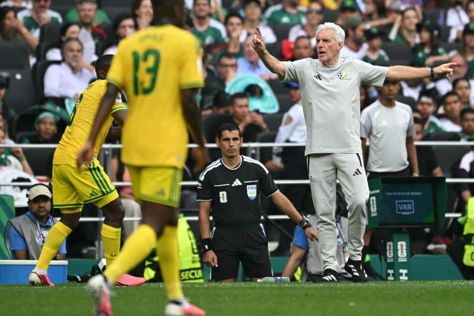 O belga Hugo Broos durante a derrota da África do Sul para o México na estreia da Copa do Mundo (Foto: Yuri CORTEZ / AFP)