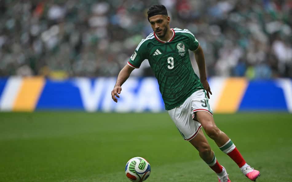 Raúl Jiménez conduz a bola em México x África do Sul pela Copa do Mundo de 2026 (Foto: CARL DE SOUZA / AFP)