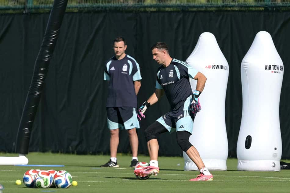 Dibu Martínez no treino da Argentina antes da estreia na Copa do Mundo (Foto: JUAN MABROMATA / AFP)