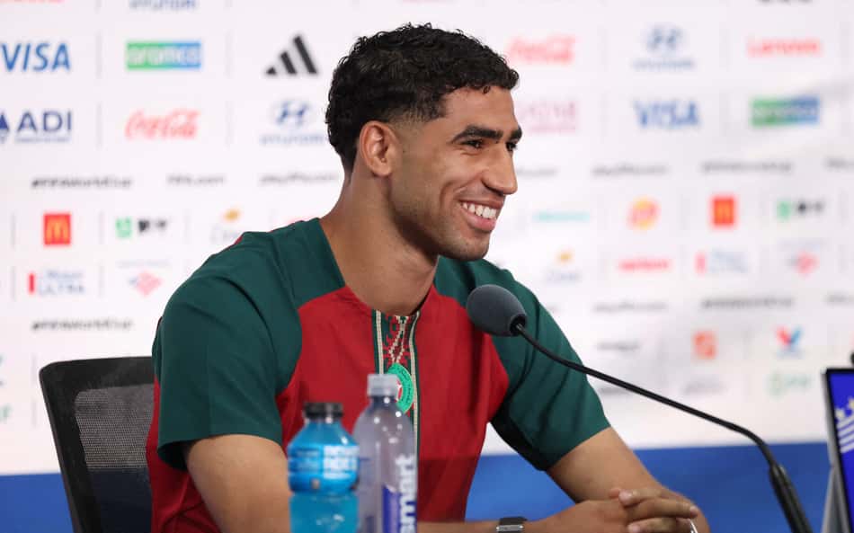Hakimi durante entrevista coletiva na véspera de Brasil x Marrocos (Foto: Darrian Trayno / Getty Images North America / Getty Images VIA AFP)