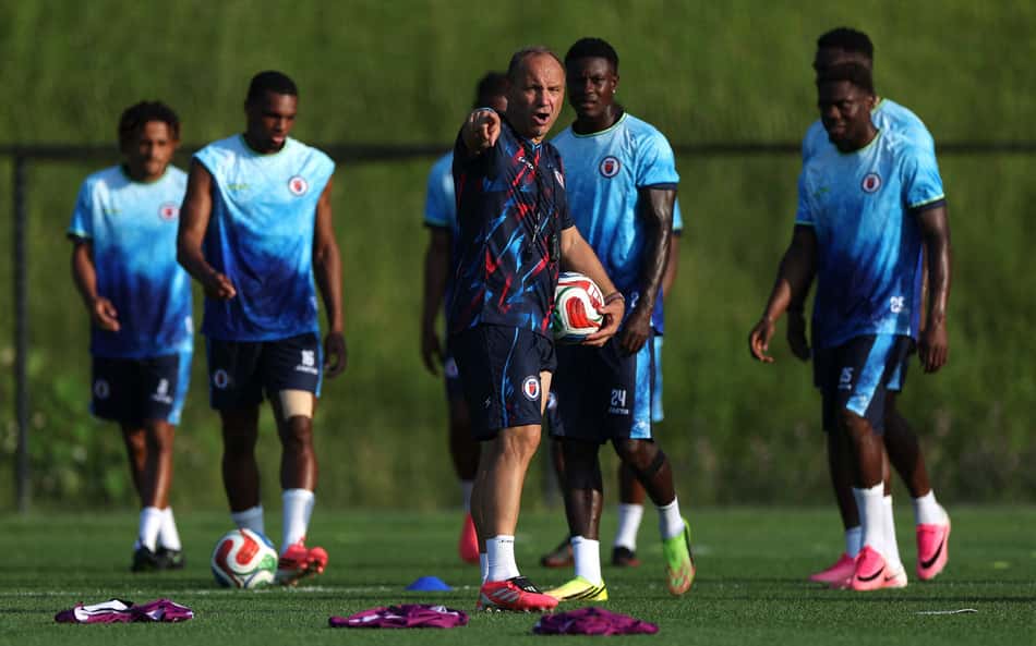 Sébastien Migné comandando a Seleção do Haiti durante treinos em preparação para a Copa do Mundo 2026