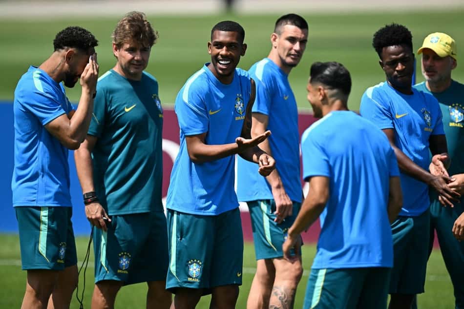 Rayan, ao centro, se diverte em treino da seleção brasileira nesta sexta-feira, em Nova Jersey 
