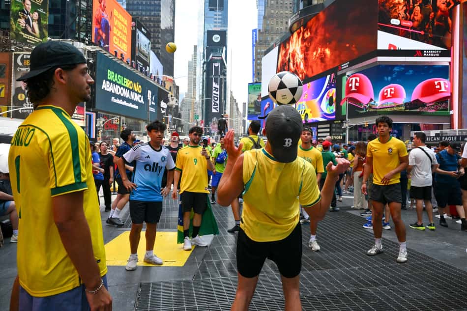 Torcedores do Brasil fazem festa na Times Square antes da estreia da Seleção na Copa do Mundo (Foto: ANGELA WEISS / AFP)