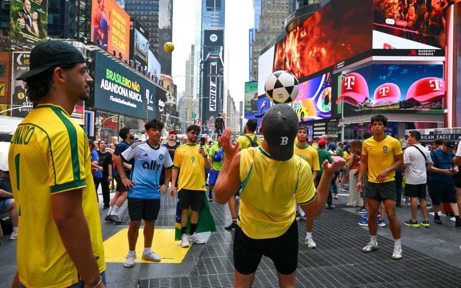 Torcedores do Brasil fazem festa na Times Square antes da estreia da Seleção na Copa do Mundo (Foto: ANGELA WEISS / AFP)
