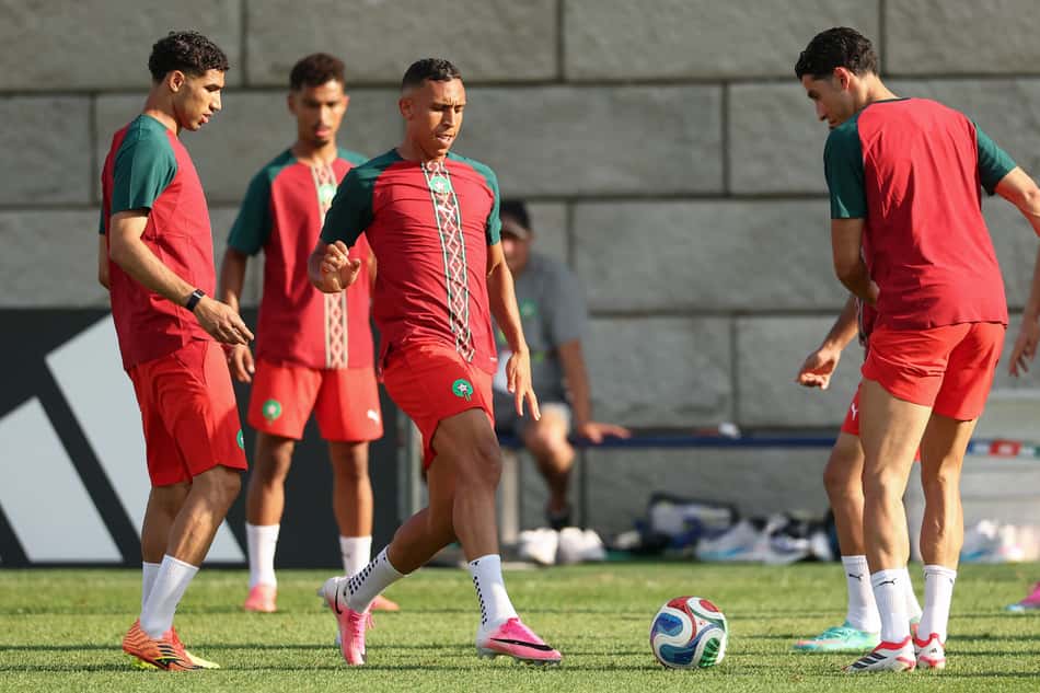 Achraf Hakimi e o atacante marroquino Soufiane Rahimi participam do treino durante a preparação para a Copa do Mundo de 2026 (Foto de Charly Triballeau / AFP)