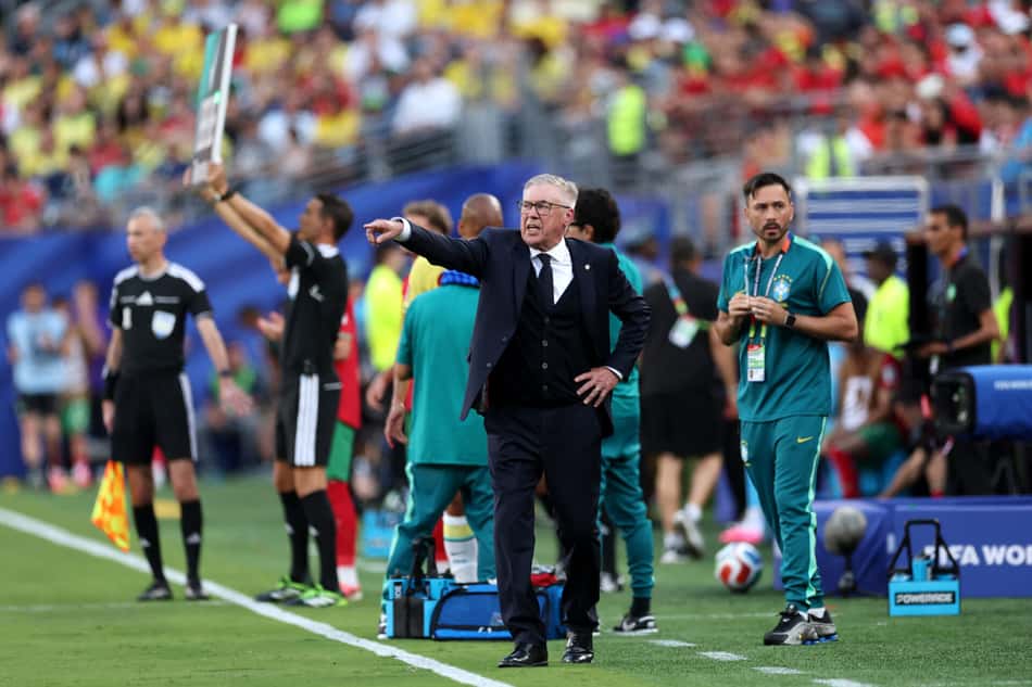 Ancelotti orienta jogadores do Brasil à beira do gramado na estreia da Copa do Mundo (Foto: DARRIAN TRAYNOR / GETTY IMAGES NORTH AMERICA / GETTY IMAGES)
