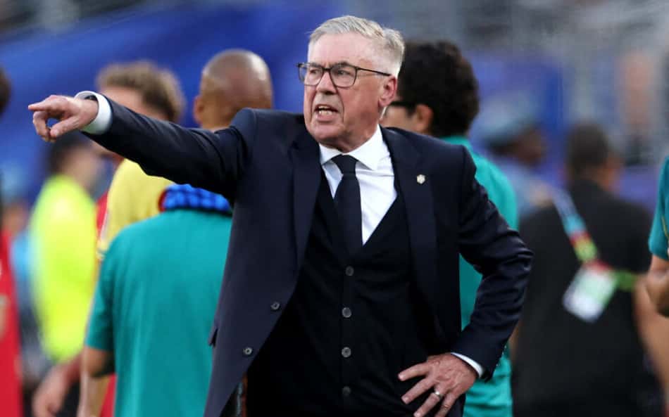 Ancelotti orienta jogadores do Brasil à beira do gramado na estreia da Copa do Mundo (Foto: DARRIAN TRAYNOR / GETTY IMAGES NORTH AMERICA / GETTY IMAGES)