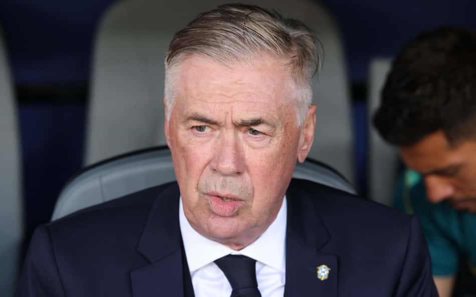 Ancelotti, concentrado, no banco de reservas em Brasil x Marrocos pela Copa do Mundo (Foto: DARRIAN TRAYNOR / GETTY IMAGES)