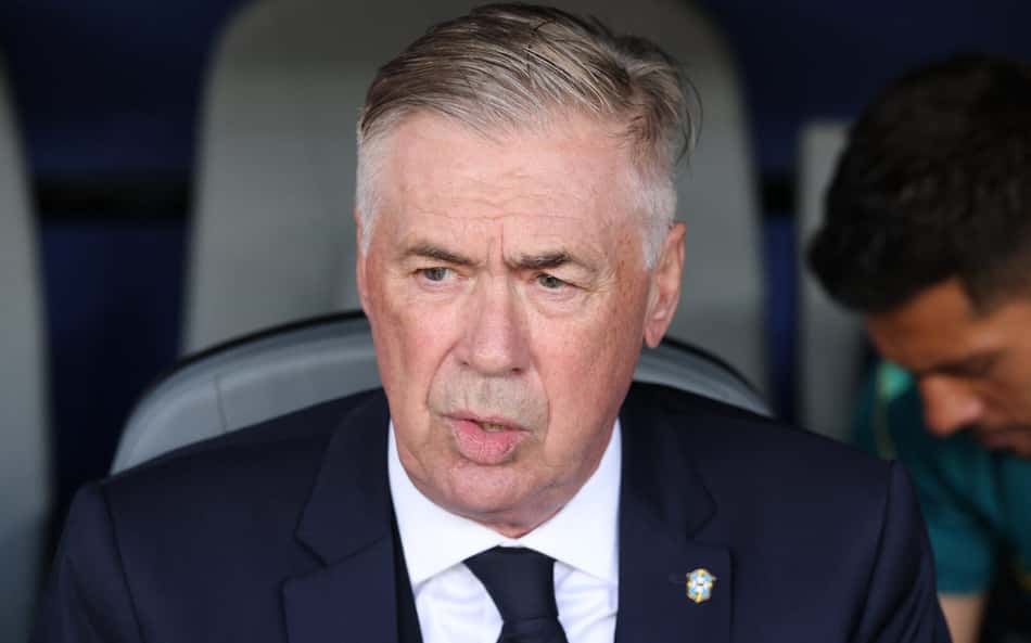 Ancelotti, concentrado, no banco de reservas em Brasil x Marrocos pela Copa do Mundo (Foto: DARRIAN TRAYNOR / GETTY IMAGES)