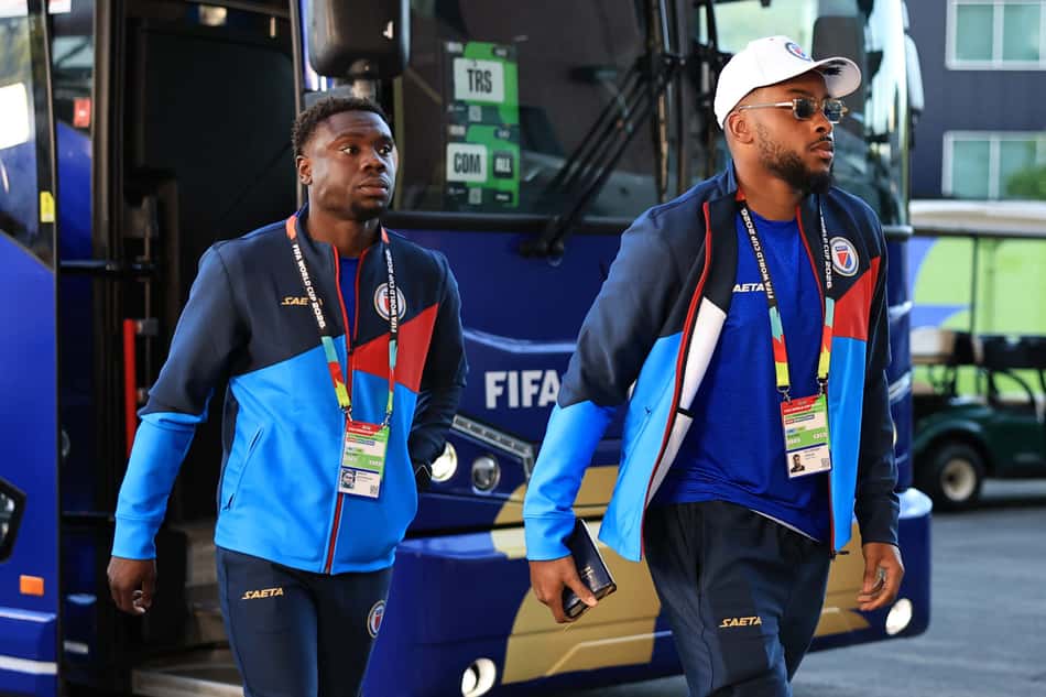 Josue Duverger (D) nº 23, do Haiti, chegam ao estádio antes da partida do Grupo C da Copa do Mundo da FIFA 2026 entre Haiti e Escócia, no Estádio de Boston (Foto: Buda Mendes / Getty Images via AFP)