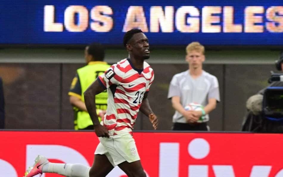 O atacante Folarin Balogun comemora o segundo gol americano nos 4 a 1 sobre o Paraguai (Foto: Frederic J. Brown / AFP)