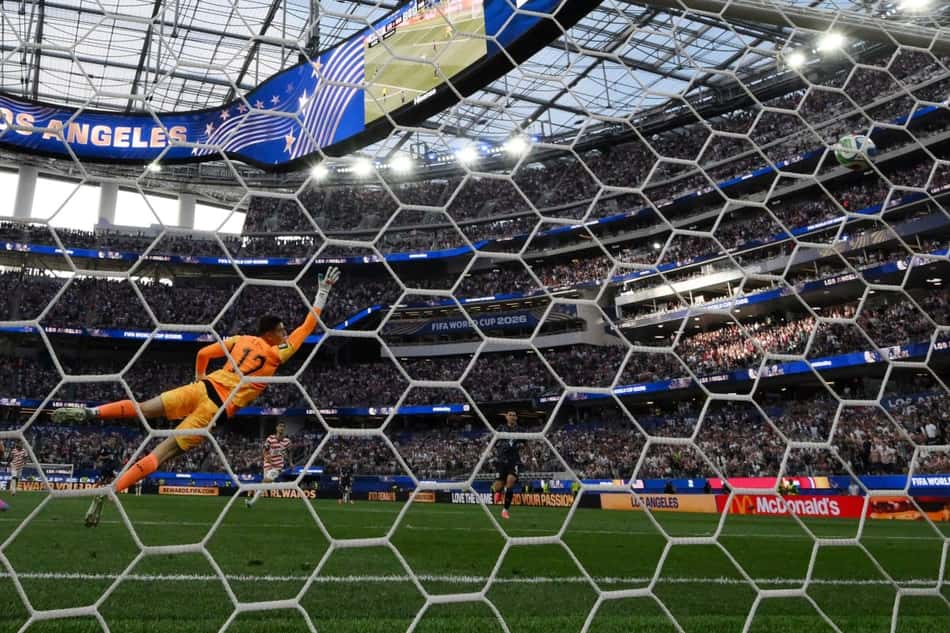 Orlando Gill, goleiro do Paraguai, voa, mas não impede um dos gols de Balogun na goleada por 4 a 1, na estreia na Copa (Foto: Patrick T. Fallon / AFP)