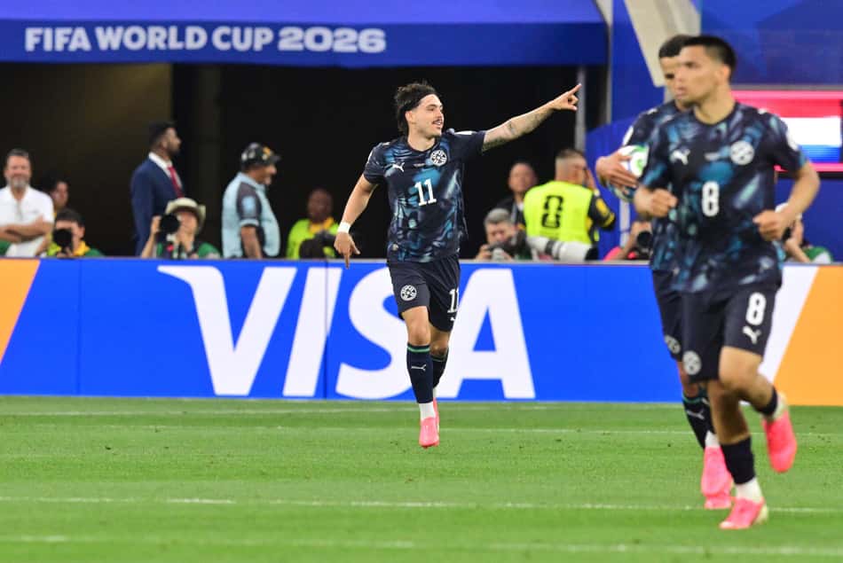 Maurício comemora o gol do Paraguai na derrota para os EUA, na Copa do Mundo (Foto: Frederic J. BROWN / AFP)