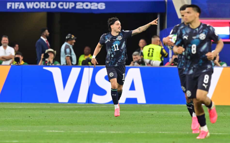 Maurício comemora o gol do Paraguai na derrota para os EUA, na Copa do Mundo