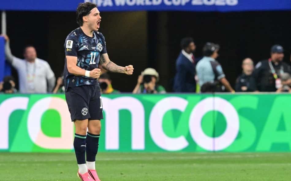 Maurício comemora o gol do Paraguai na derrota para os EUA, na Copa do Mundo