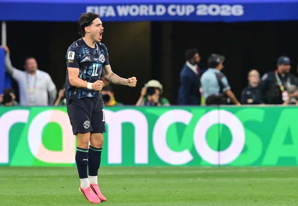 Maurício, do Palmeiras comemora o gol do Paraguai na derrota para os EUA, na Copa do Mundo (Foto: Frederic J. BROWN / AFP)
