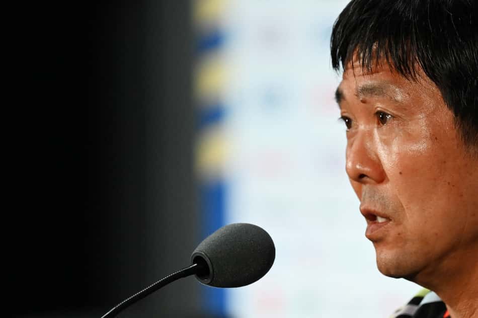 Técnico do Japão, Hajime Moriyasu em coletiva neste sábado, antes da estreia contra a Holanda (Photo Foto: Paul ELLIS / AFP)