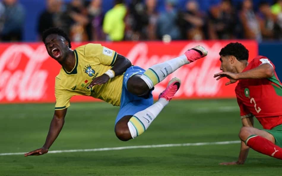 Vini Jr. é derrubado no empate entre Brasil e Marrocos na estreia da Copa do Mundo (Foto: Jewel SAMAD / AFP)