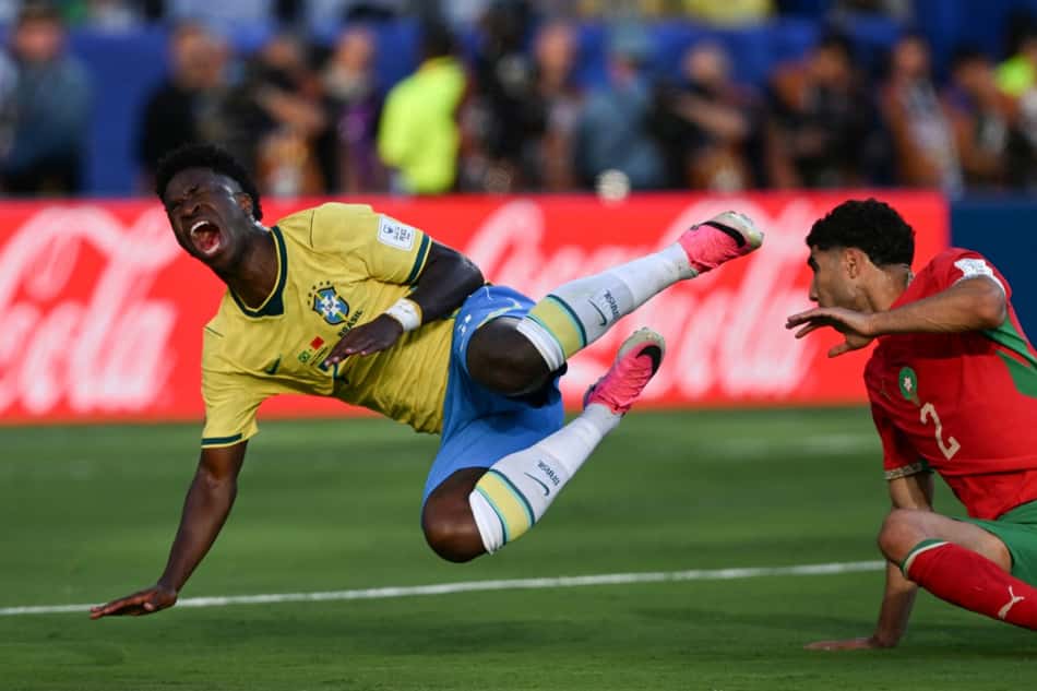 Vini Jr. é derrubado no empate entre Brasil e Marrocos na estreia da Copa do Mundo (Foto: Jewel SAMAD / AFP)