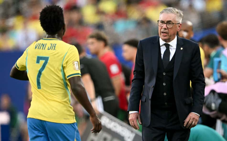 Ancelotti e Vini Jr na partida entre Brasil e Marrocos (Foto: MAURO PIMENTEL / AFP)