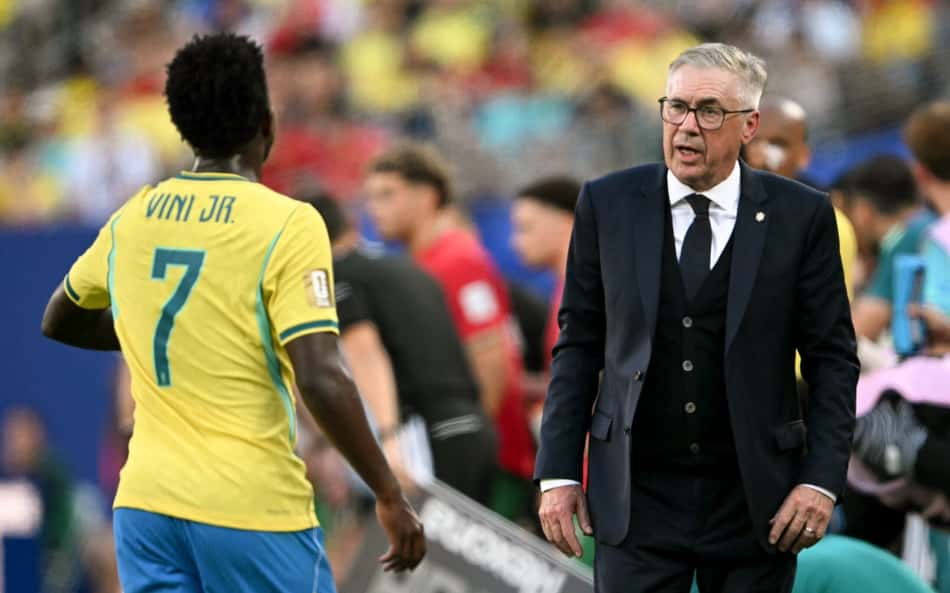 Ancelotti e Vini Jr na partida entre Brasil e Marrocos (Foto: MAURO PIMENTEL / AFP)