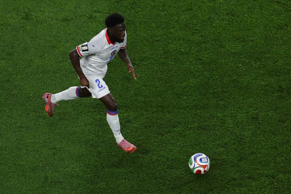 Carlens Arcus, camisa 2 do Haiti, em ação durante a partida do Grupo C da Copa do Mundo de 2026 entre Haiti e Escócia (Foto: Mattia Ozbot / Getty Images / AFP)