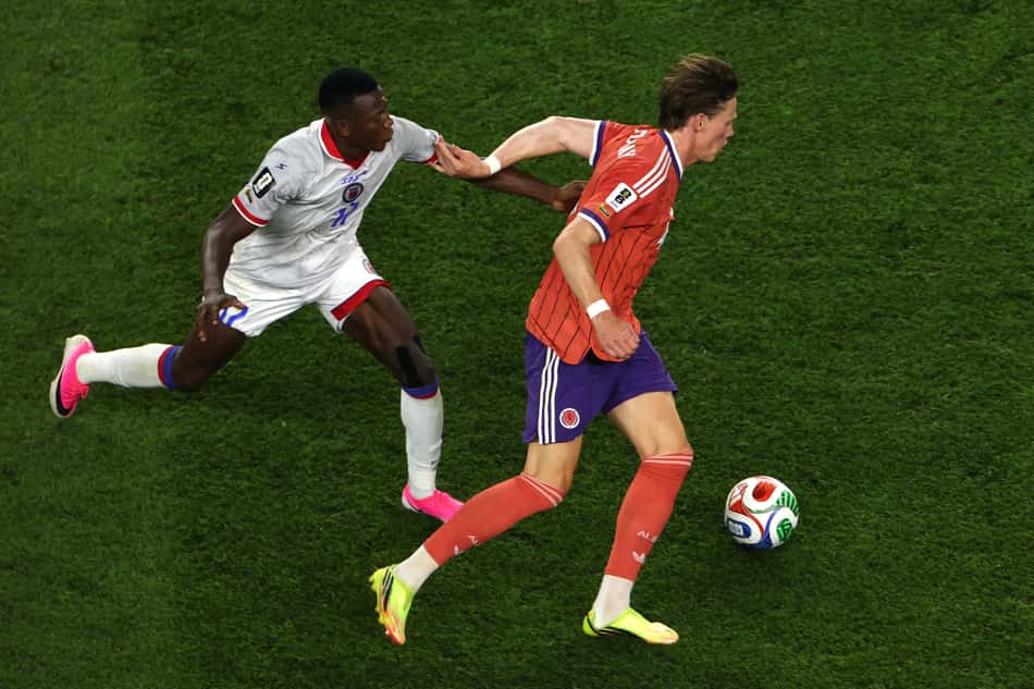 Scott McTominay, camisa 4 da Escócia, disputa a bola com Danley Jean Jacques, camisa 17 do Haiti, durante a partida do Grupo C da Copa do Mundo da FIFA 2026 entre Haiti e Escócia, no Estádio de Boston (Foto: Mattia Ozbot / Getty Images / AFP)