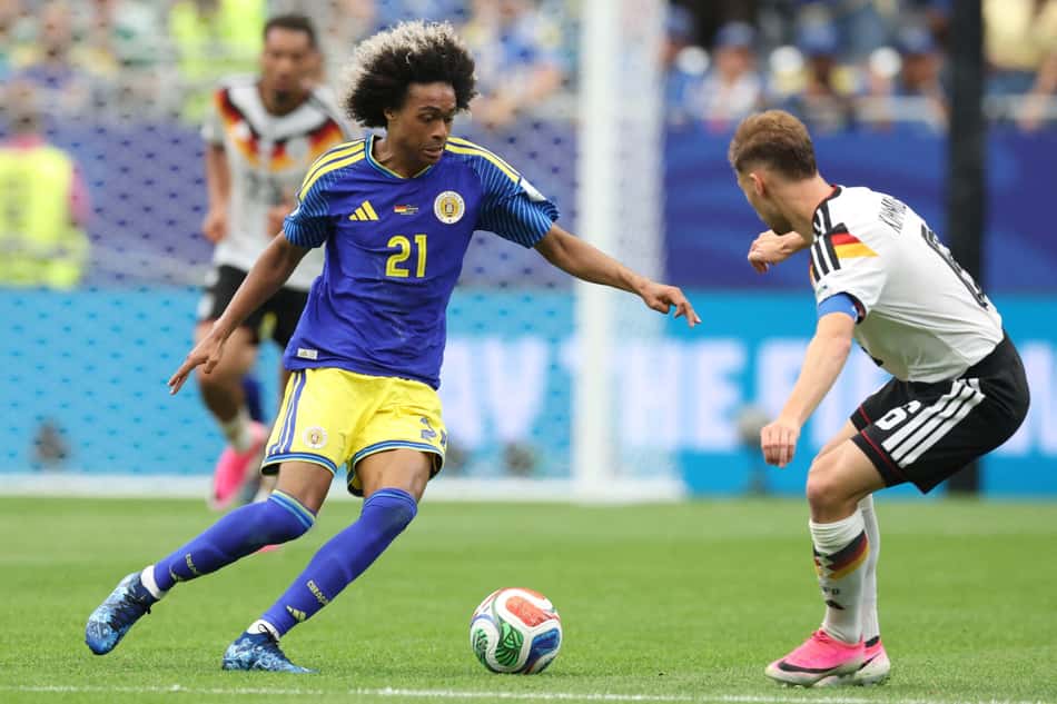 Tahith Chong, de Curaçao, é marcado por Kimmich, da Alemanha, na Copa do Mundo (Foto: ALEXANDER HASSENSTEIN / GETTY IMAGES)
