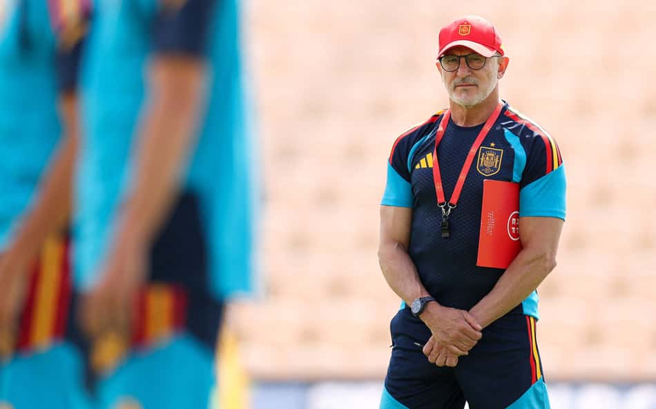 Luis de la Fuente é o técnico da Espanha (Foto: Florencia Tan Jun/ Getty Images/Via AFP)