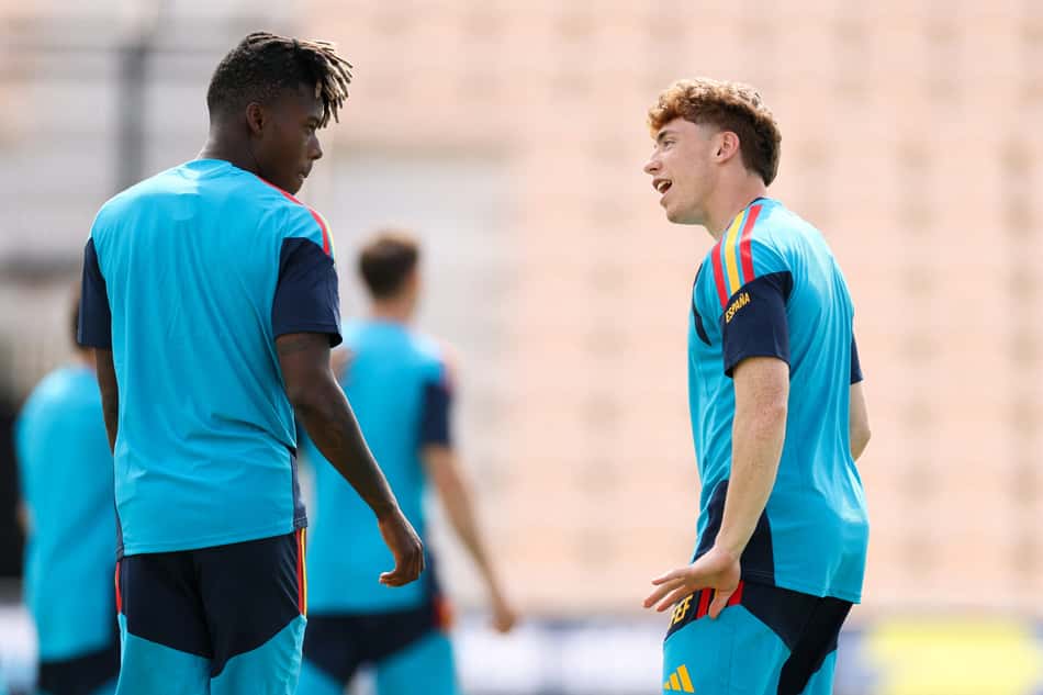 Víctor Muñoz (E) e Nico Williams em treino da Espanha (Foto: Florencia Tan Jun/Getty Images/AFP)