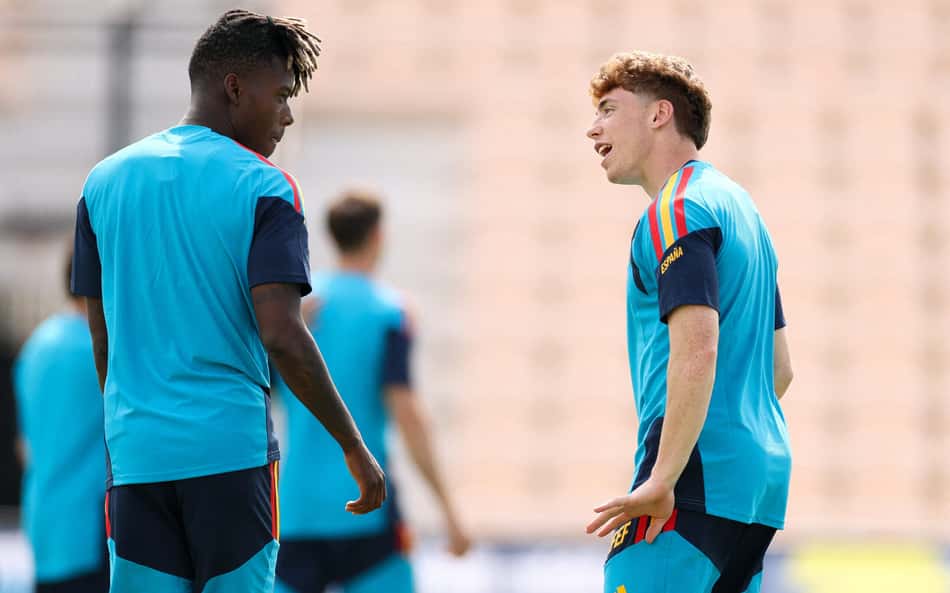Víctor Muñoz (E) e Nico Williams em treino da Espanha (Foto: Florencia Tan Jun/Getty Images/AFP)