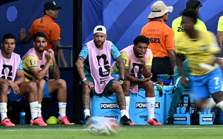 No banco, Endrick desabafa com Neymar durante estreia do Brasil na Copa: 'Se eu pudesse'