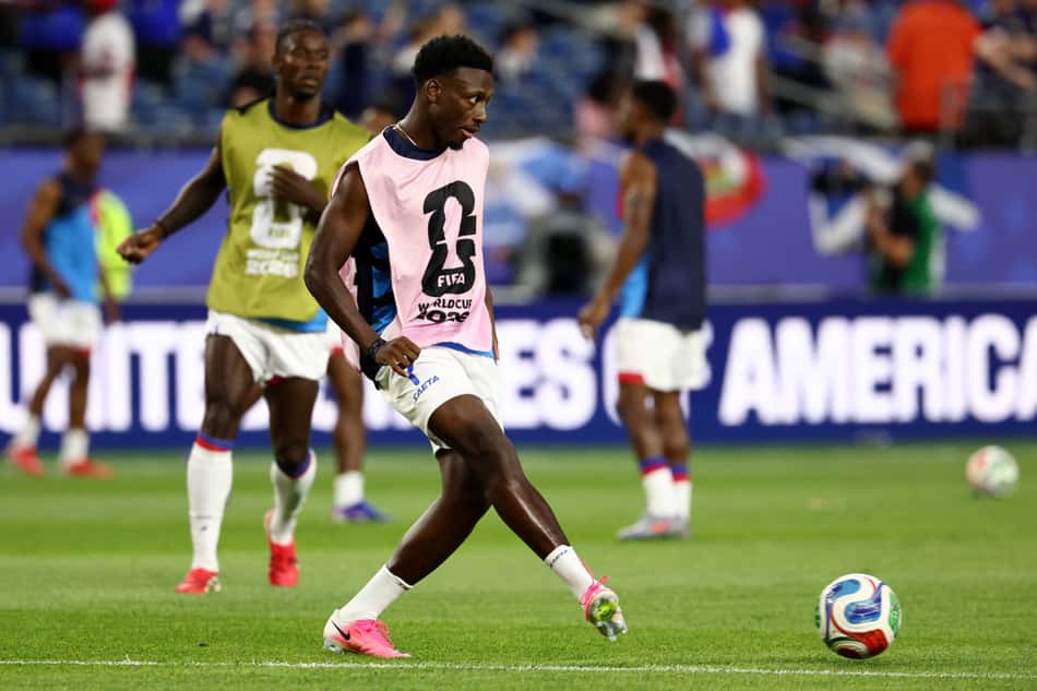 Derrick Etienne, aquece antes da partida de futebol do Grupo C da Copa do Mundo de 2026 entre Haiti e Escócia, no Estádio de Boston (Foto: Franck Fife / AFP)