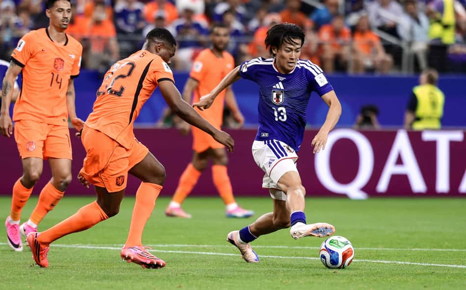 Com Memphis em campo, Holanda empata com o Japão em estreia na Copa do Mundo