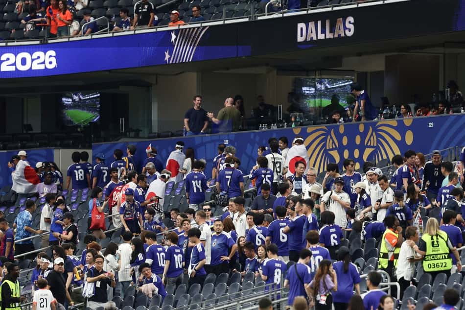 Torcedores do Japão deixam o estádio após o empate contra a Holanda (Foto: Aric Becker / AFP)