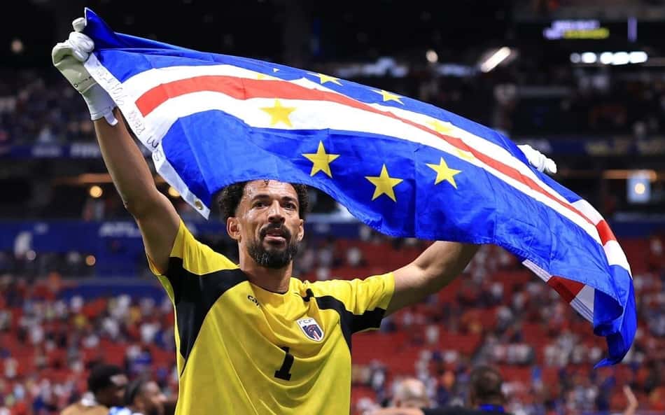 O goleiro Vozinha, de Cabo Verde celebra o empate contra a Espanha em Atlanta (Foto: Buda Mendes/Getty Images/AFP