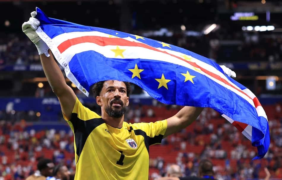 O goleiro Vozinha, de Cabo Verde celebra o empate contra a Espanha em Atlanta (Foto: Buda Mendes/Getty Images/AFP